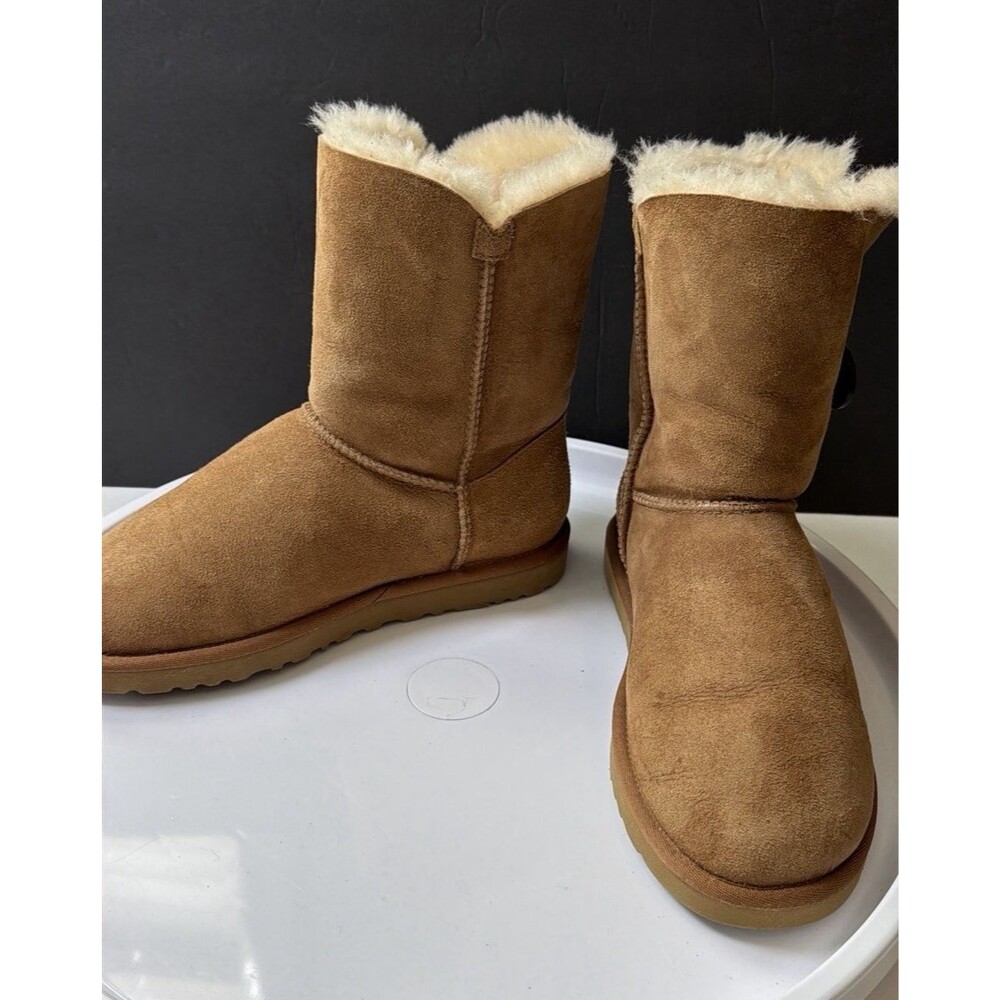 UGG Australia Bailey Button 5803 Boots Women 8 Chestnut Suede Sheepskin